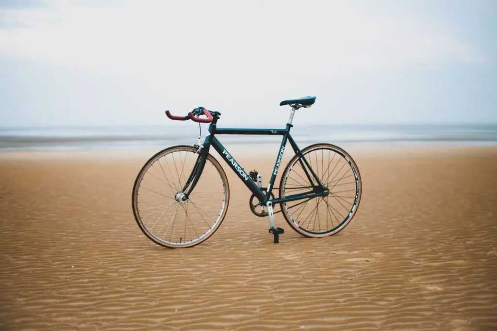 Image of a black fixie bike on a desert. Source: Unsplash