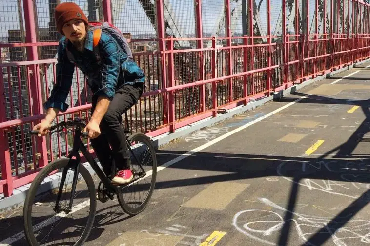 Image of fixed gear cyclist on Williamsburg Bridge.