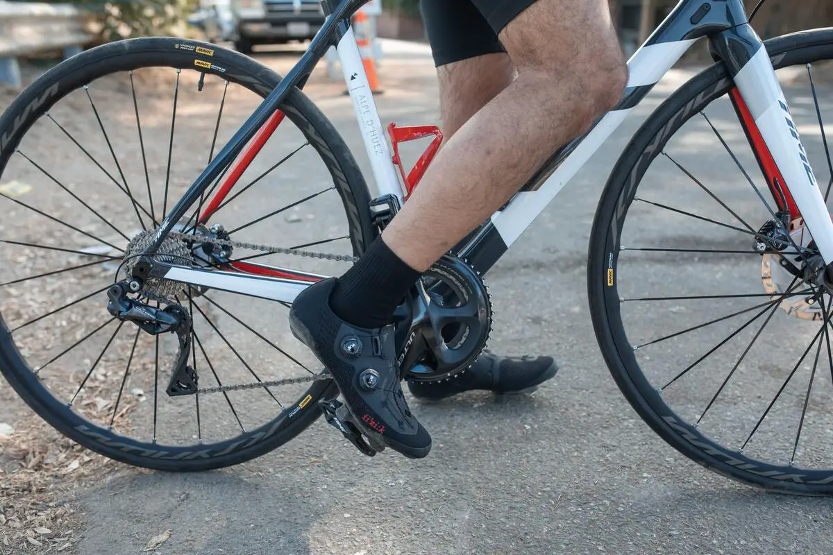 Image of a cyclist on a bicycle wearing a clipless shoe. Source: pexels