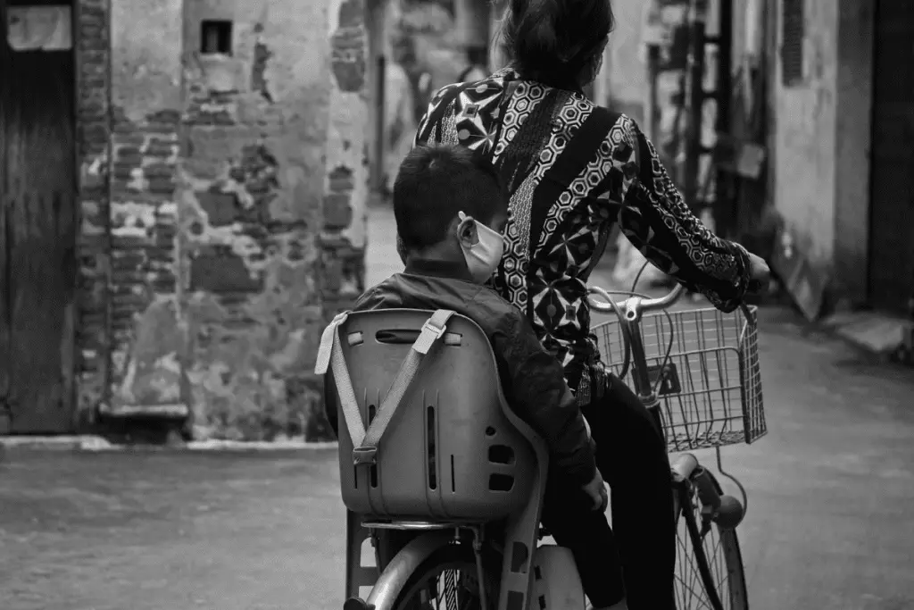 Image of a mother and child riding in a bike with a rear mounted seat. Source: Pexels