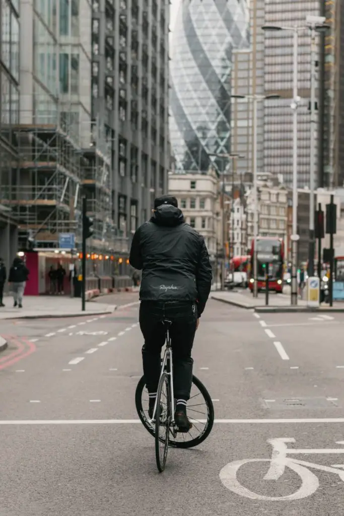 Image of a fixie cyclist on a trackstand in the city streets.
