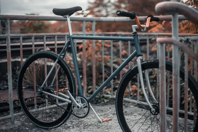 Image of a fixed gear bicycle parked outside. Source: Jimmy PTZ, Unsplash