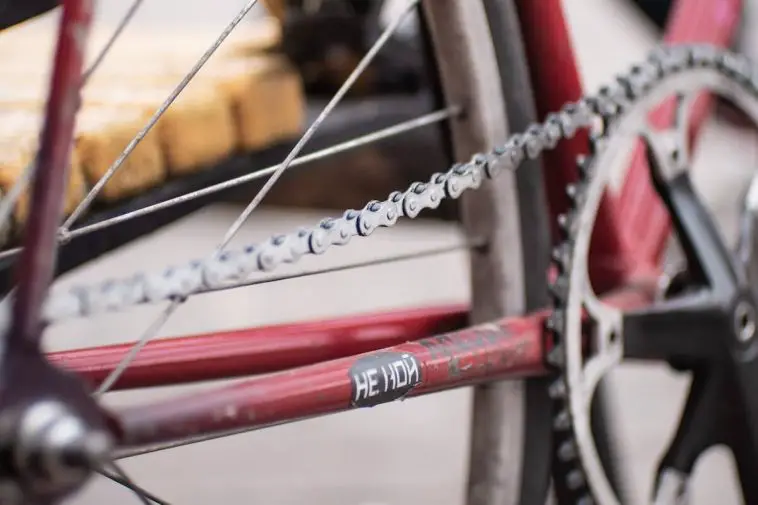 Image of a red bicycle with a silver chain. Source: 선인장, Unsplash