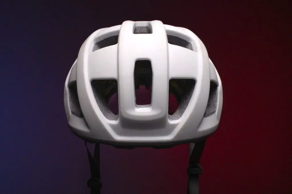 Image of a clean white bicycle helmet. Source: cobi, unsplash