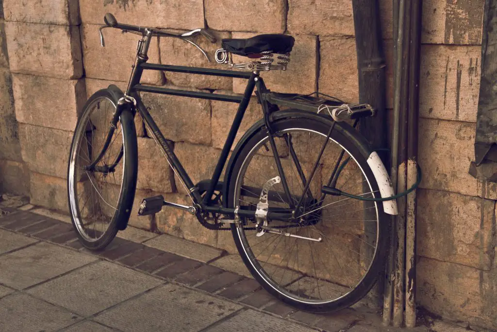 Image of a bike with a traditional bike fender. Source: fariborz mp pexels