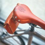 Image of a brown fixie bike saddle and a small brown bike bag. Source: Kaboompics Com, Pexels