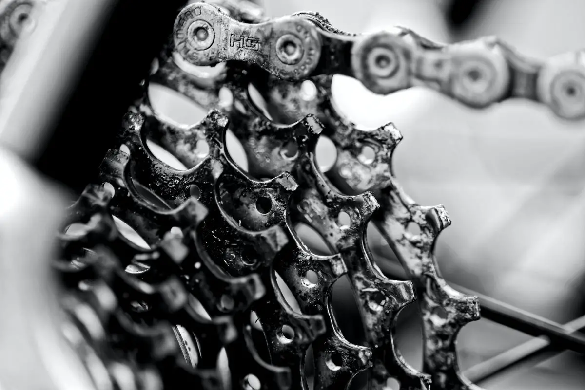 Image of a greasy cassette and a bicycle chain. Source: fidel fernando, unsplash