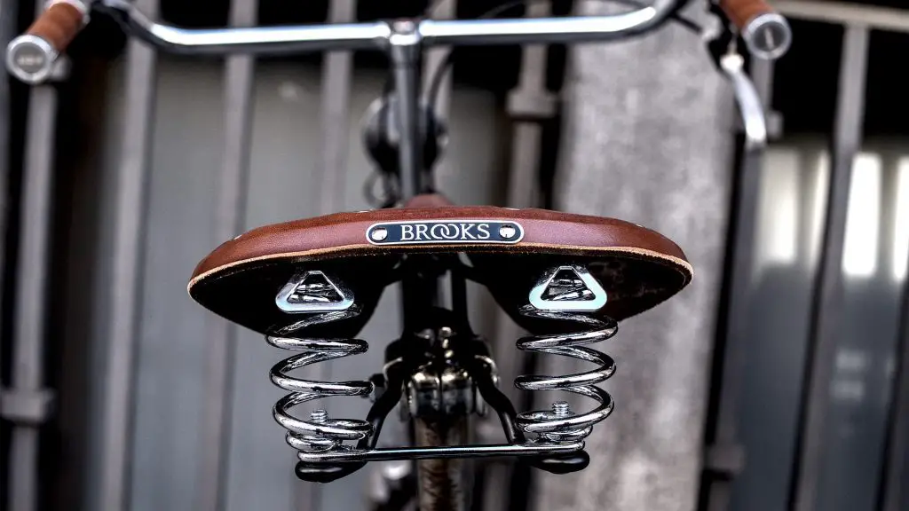 Image of a vintage bike saddle, back view. Source: pixabay