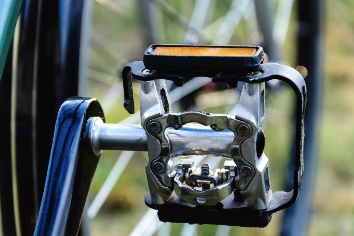 Image of a bicycle pedal with clipless option on a fixed gear bike. Source: adobe stock