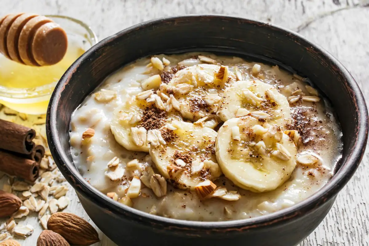 Image of a bowl of breakfast oatmeal and bananas. Source: adobe stock