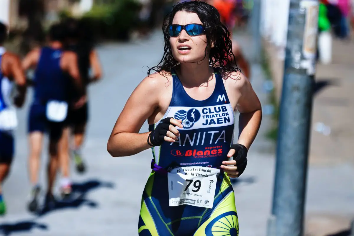 Image of a female runner in a marathon. Source: quino al, unsplash