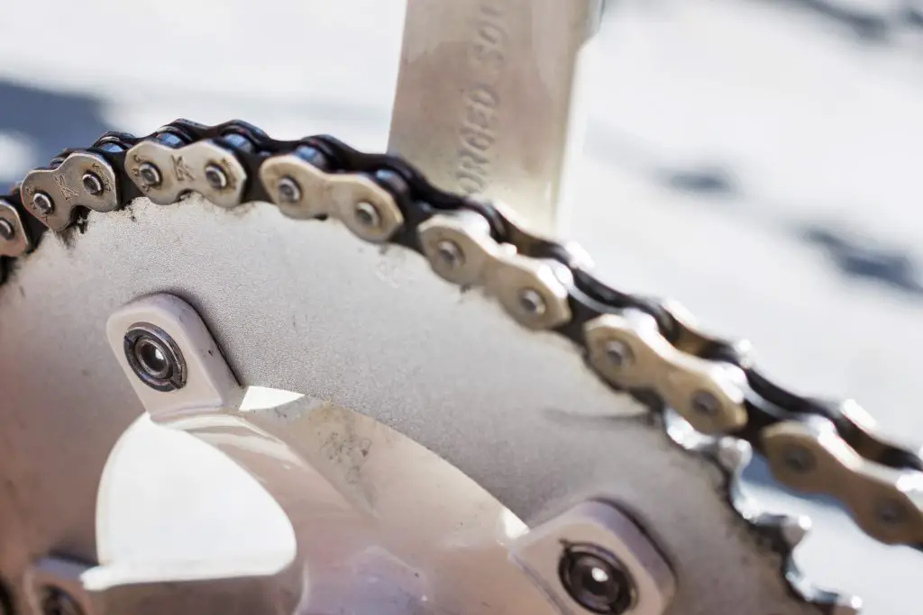 Image of a silver kmc chain on a fixed gear bike. Source: adobe stock