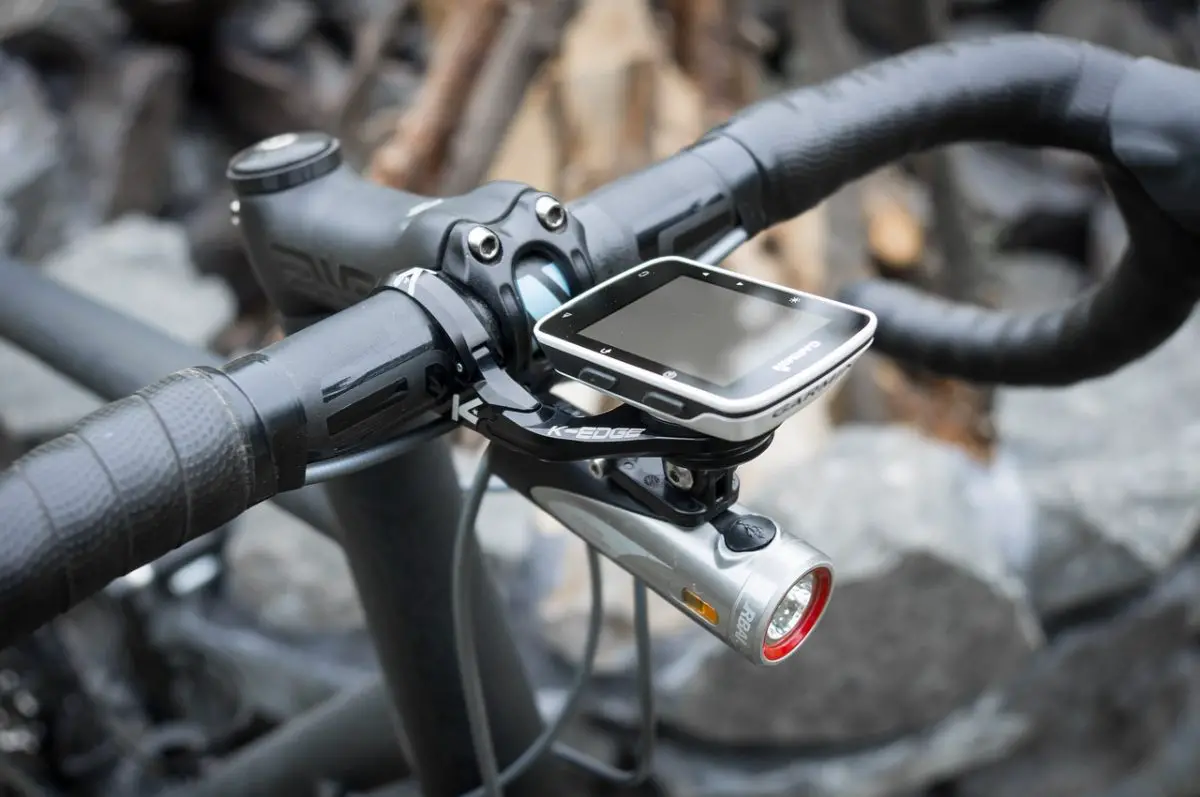 Image of a bike handlebar with a gadget holder and a bike light. Source: pixabay