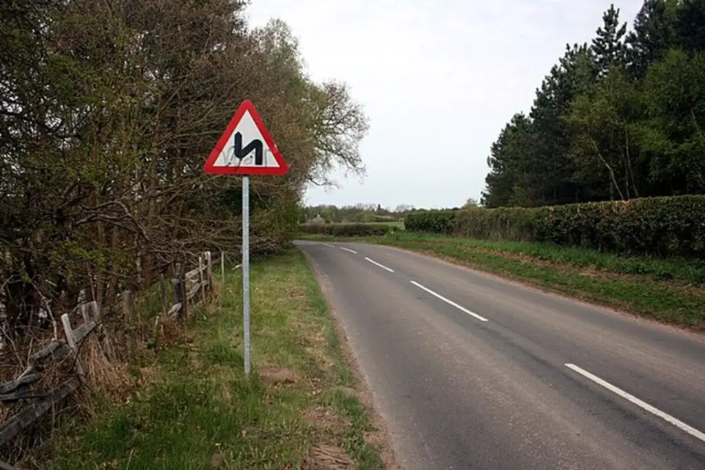 Image of a traffic warning sign on the road. Source: wikipedia commons