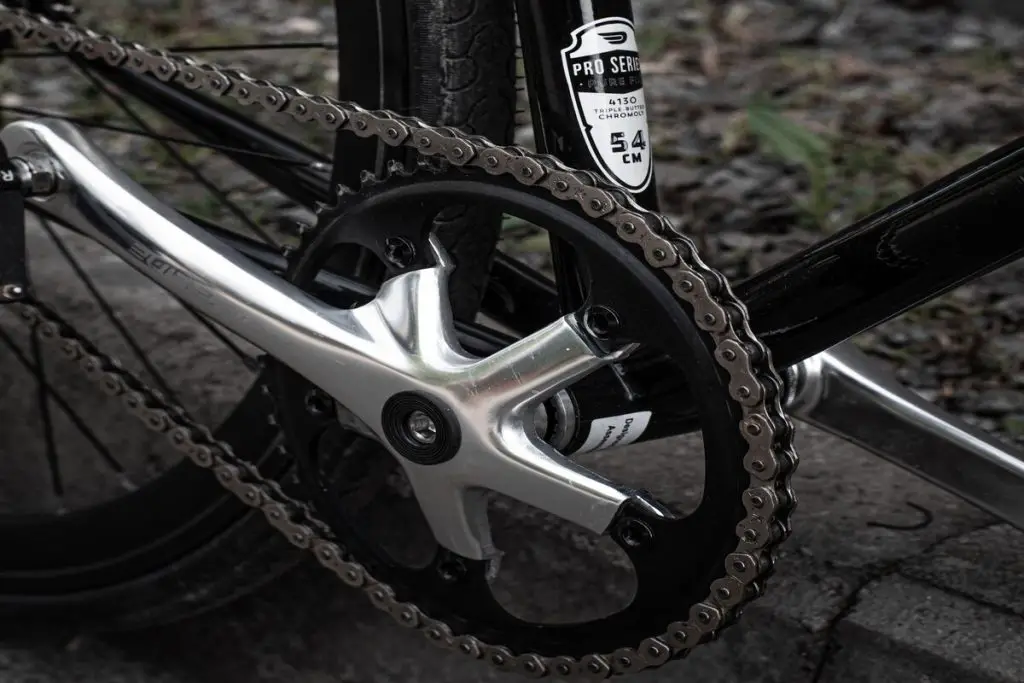 Image of the chains of a black fixie bike. Source: unsplash