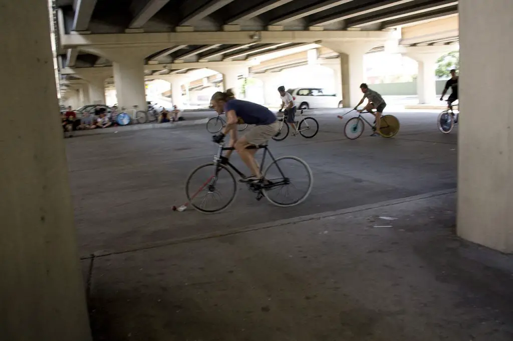 Bike polo players playing in new orleans. Source: dsb nola, wikicommons